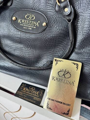 Kürklər: Kristina brendinə məxsus qara rəngli, başlıqlı xəz palto. Bu uzun — 4