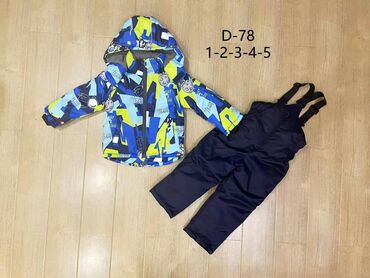 Kompleti: Kompleti, tregerice i jaknice
Cena 4100
Vel. na slikama
V/035 — 9