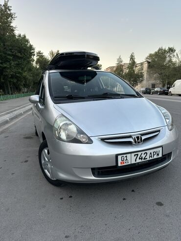 ищу машину на рассрочку: Серебристый хэтчбек Honda Jazz с аэродинамическим багажным боксом на