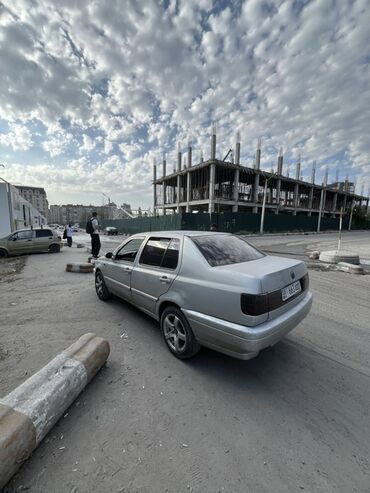 volkswagen toreg запчасти: Серебристый седан Volkswagen vento третьего поколения. Автомобиль