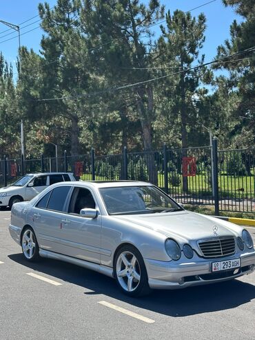 ролс ройс машина: Серебристый седан Mercedes-Benz E-Класса с четырьмя дверями и