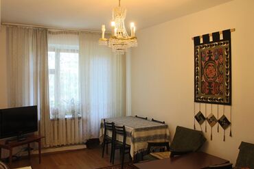 продается 2 комнатная квартира рядом ул ахунбаева: 3 комнаты, С мебелью полностью
