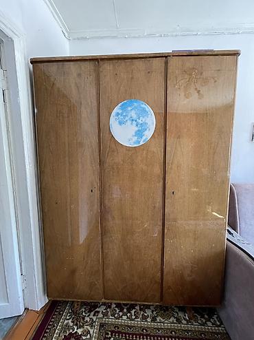 Шкаф для одежды деревянный, лакированный at lalafo.kg Шкаф для одежды деревянный, лакированный