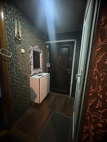 yevlax makler: 3 otaqlı mənzil – interyer təsviri - Giriş: Ağ çərçivəli güzgü və iki — 1