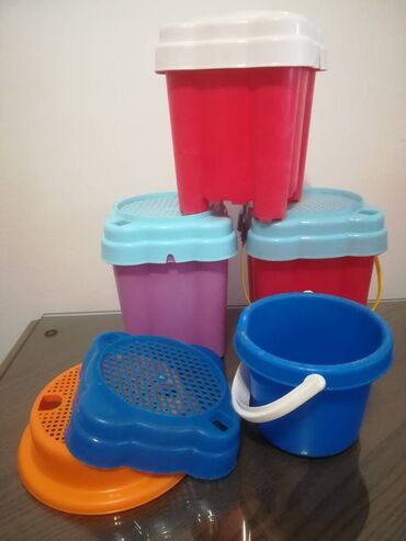 Igračke: Plastične kantice sa sitom 4 kom 600 din **3 kockaste 16 visinax13 cm — 3
