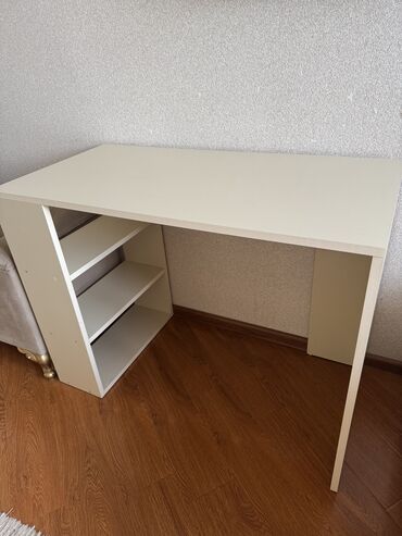 деревянный стол на кухню: Kompüter masası, İşlənmiş, Açılmayan, Taxta, Dördbucaq masa