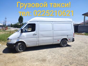 спиртер грузовой: Белый грузовой фургон Mercedes-Benz Sprinter, предназначенный для