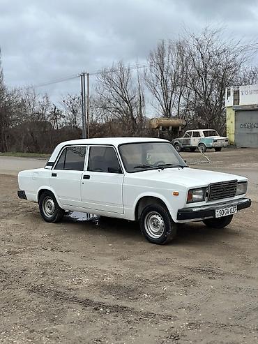 2107 faralar: VAZ 2107 sedan – ağ rəng, 4 qapı, arxa ötürücülü klassik model — 1