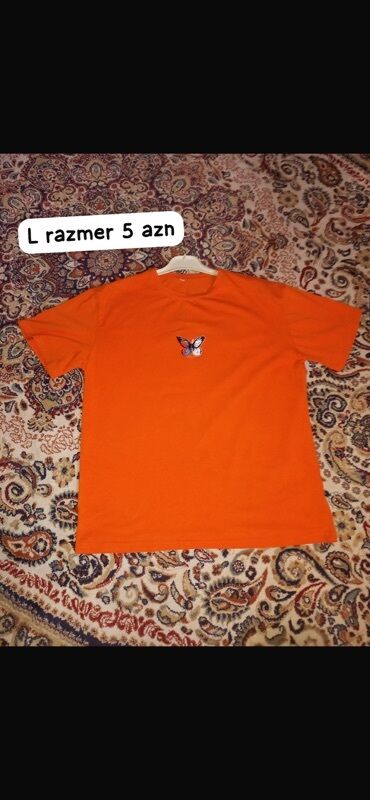 dest geyimler: L ölçüdə, narıncı rəngli qısaqol t-shirt. T-shirtin ön hissəsində