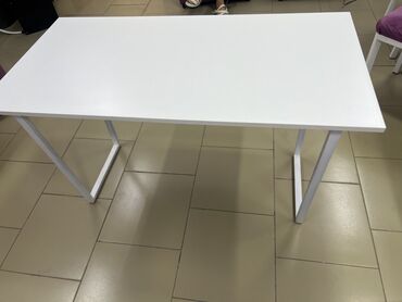 купить кровать бу кривой рог: Элегантный белый прямоугольный стол с минималистичным дизайном