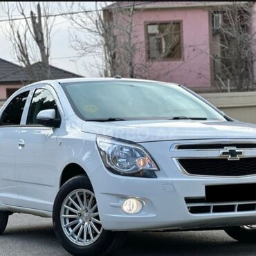 Chevrolet: Chevrolet Cobalt, ağ rəng, sedan gövdə. Xüsusiyyətlər: - Avtomat — 6