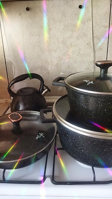 черная посуда: Продаю набор антипригарный, из 4 предметов(чайник свистящий,казан 4