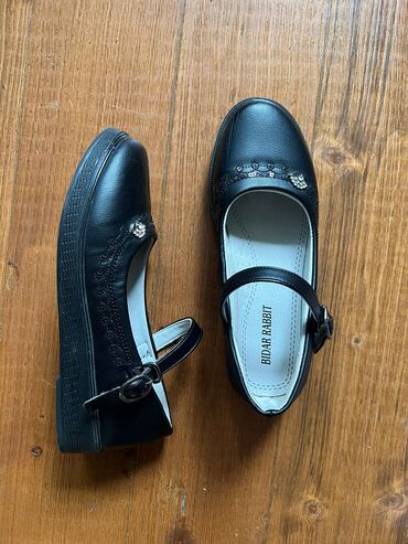 обувь школьная: Туфли детские, почти новые, 34 р, надевали пару раз на праздники