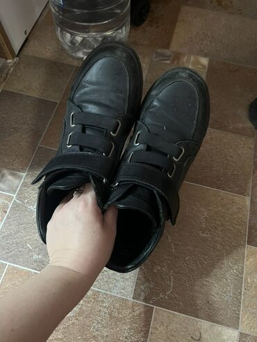 Кроссовки и спортивная обувь: Продаю обувь на мальчика, 37 размер. Все в отличном состоянии. Цена — 11