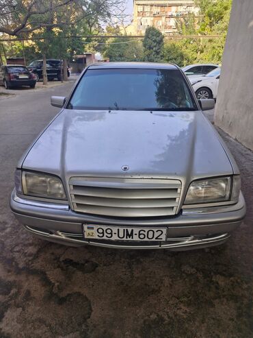 Digər nəqliyyat: Mercedes-Benz sedan, gümüşü rəng. - Kuzov: 4 qapılı sedan, aerodinamik