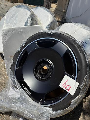 275 40 22: 235/40R22 ölçülü təkərli qara rəngli avtomobil diski. Bu disk müasir — 3