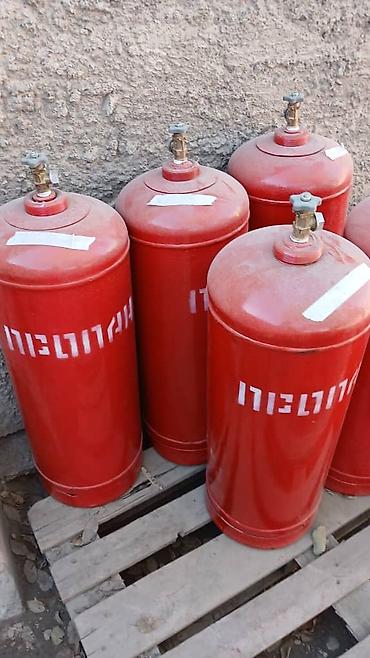 Баллоны газовые стальные, окрашенные в красный цвет, с верхним