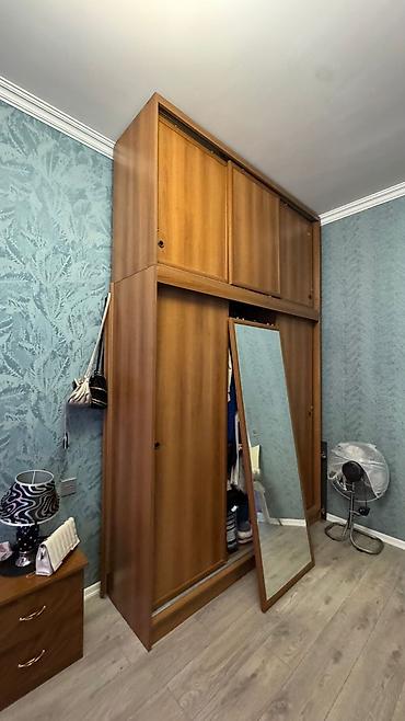 Mebel: İşlənmiş, 3 qapılı, Güzgülü, Qəhvəyi, Taxta, Kupe, Künc dolab — 2