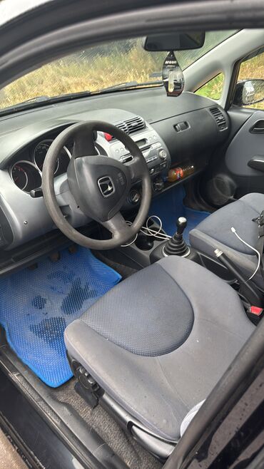 Honda: Honda Jazz: 2003 г., 1.4 л, Механика, Бензин, Седан
