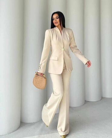 Kostimi: Elegantno žensko odelo u više boja, sa sakoom i pantalonama. Sako ima — 6