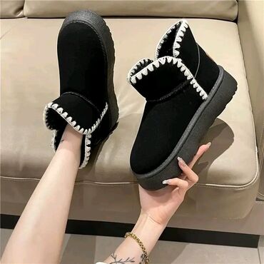 Čizme: Cizmice 
37-42 brojevi
cena 2950 din — 11