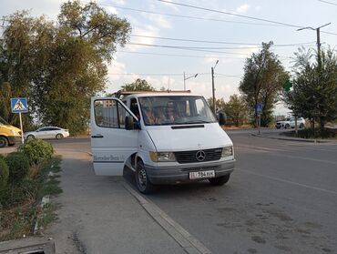 грузовые машины в лизинг: Белый фургон Mercedes-Benz Sprinter, припаркованный у обочины дороги