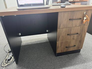 metak elaqe: *🗄️ Ofis və ya ev üçün 2 ədəd stol satılır!* Möhkəm, geniş və