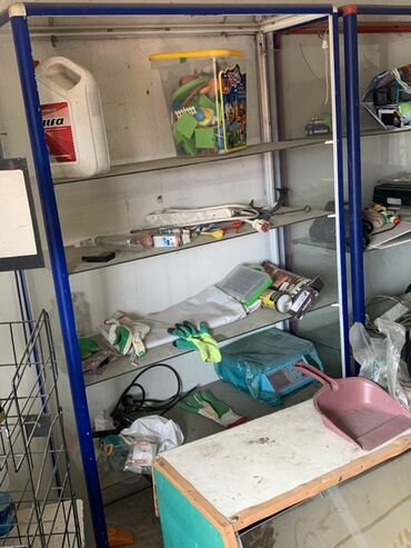 полка на колесиках: Металлический стеллаж с пити стеклянными полками. Конструкция синего