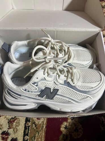 нью беланс кроссовки: Кроссовки унисекс New Balance в светлой расцветке, сочетающей белый и