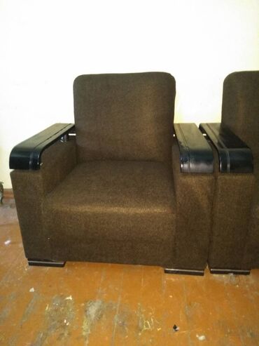 дизайнерские стулья: Мастер производит качественную обивку мягкой мебели на дому у