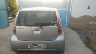 машина байтик: Toyota Passo (5 дверей), серебристый хэтчбек. Основное: - Компактный