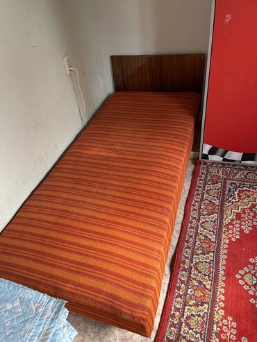 Односпальные кровати: Односпальная кровать, Б/у, С матрасом, Дерево, длина - 190 см