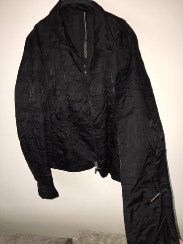 zimska jakna s: M/L,sa dzepovima