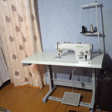 продаю швейные машины: Швейная машина Полуавтомат
