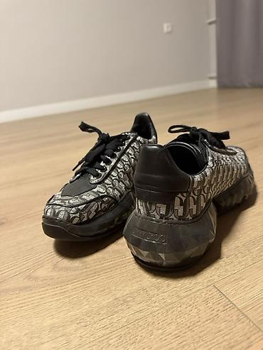 Кроссовки Jimmy Choo с фирменным монограммным принтом.куплены в Дубай