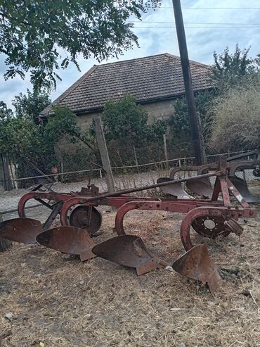 qoşqu lapetlər: Dörd korpuslu kotan tarlada torpağın şumlanması üçün nəzərdə tutulmuş