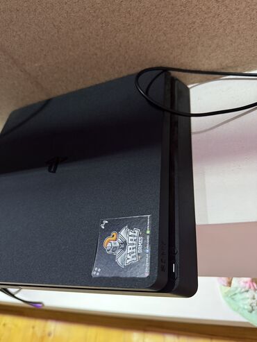 plesteyşın oyunları: Ps4 Slim 1Tb tecili satılır bir cox ps+ oyunlari mövcuddur dijital
