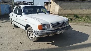 2 qapılı maşın: Ağ rəngli GAZ 3110 sedan avtomobil. Klassik kuzov quruluşuna malik 4 — 2