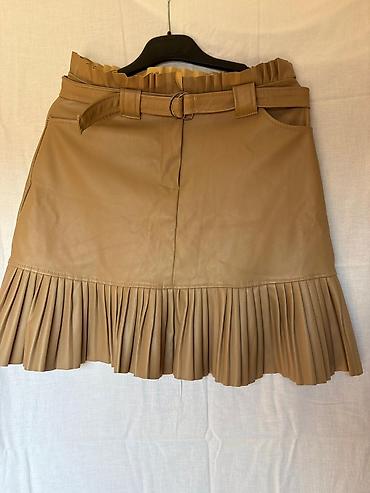 crne satenske pantalone: Potpuno nova ženska suknja od eko kože u bež/karamel nijansi. - Kroj — 1