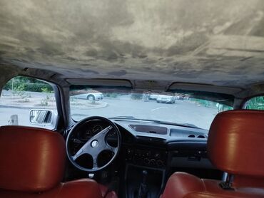 бмв к 34: Автомобиль BMW E34 в серебристом цвете. Салон отделан красной кожей