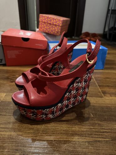 лоро пиано обувь женская летняя: Босоножкалар, 35, Louis Vuitton, Колдонулган, түсү - Кызыл, Өзү алып кетүү, Акылуу жеткирүү