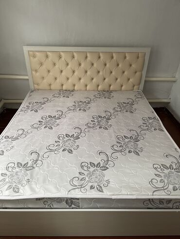 мебель из метала: Спальный гарнитур, Двуспальная кровать, Матрас, цвет - Белый, Б/у