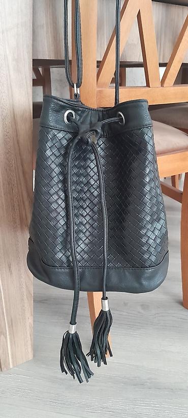 Qara çiyin çantası – bucket tipli model cox az istifade olunub lalafo.az -da Qara çiyin çantası – bucket tipli model cox az istifade olunub