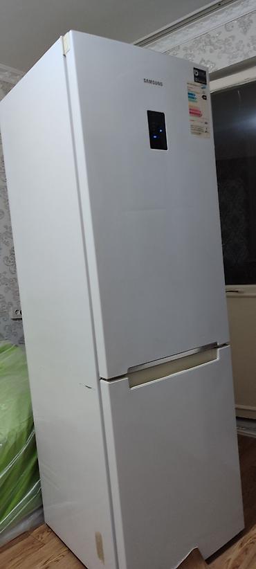mini refrigerator: Холодильник Samsung, двухкамерный, белый, с нижней морозильной — 1