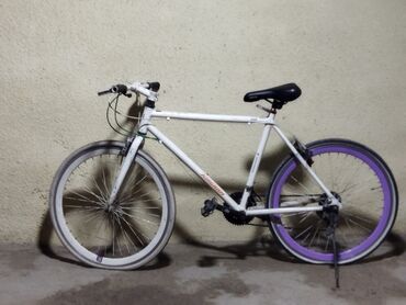велосипед детиский: Продам шоссейник за 6,000сомов размер колёс:26 рама:17 диски