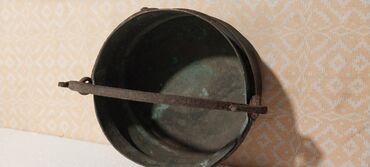Kotlići: Stara bakarna kotlica/posuda sa gvozdenom pokretnom drškom. - — 6