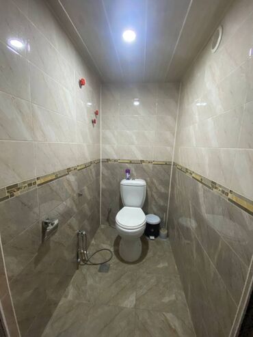 Uzunmüddətli kirayə mənzillər: Gənclik m\s-nın düz yanında 5 mərtəbəli binanın 4-cü mərtəbəsində — 12