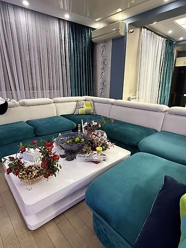 çay: Qonaq otağı üçün böyük ölçülü, U formalı yumşaq künc divanı və ağ — 2