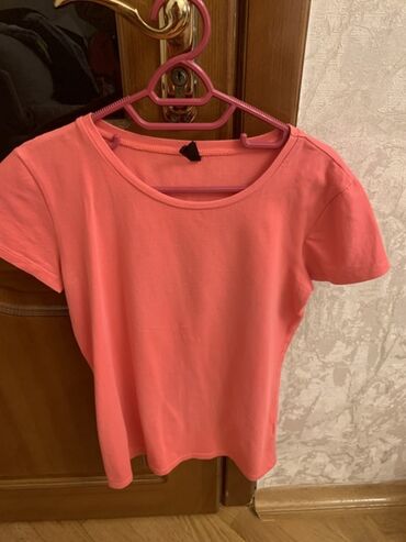 Qoruyucu plyonka və şüşələr: Dəyirmi yaxalı, qısaqol, açıq çəhrayı rəngdə qadın t-shirti. Bu model