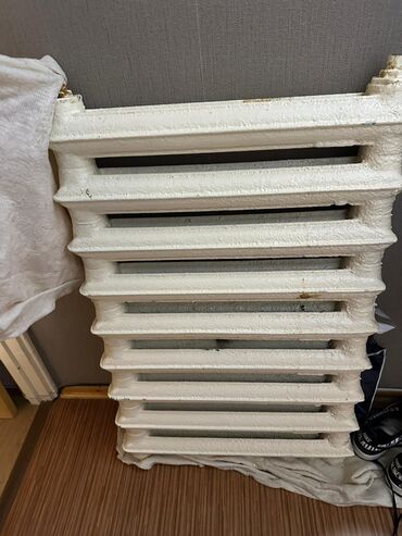 сантехник отопление: Чугунный радиатор отопления секционный. Особенности: - Материал